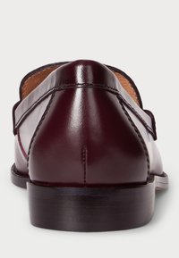 Burgundowe skórzane mokasyny o gładkim wykończeniu i zaokrąglonym nosku, z niskim, warstwowym obcasem i subtelnymi detalami przeszycia.
