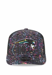 Casquette snapback noire avec un motif éclaboussé coloré, logo de l'équipe brodé, et visière plate avec une finition texturée.