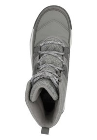 Botte d'hiver grise avec un design matelassé, en matériau synthétique, doublure en feutre, col rembourré et lacets réfléchissants, dotée d'une semelle extérieure blanche.