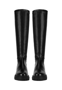 Czarne skórzane botki do kolan o gładkiej fakturze, okrągłym nosku i grubej gumowej podeszwie. Proste przeszycia wzdłuż górnej krawędzi.