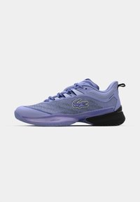 Baskets Lacoste en violet clair avec une tige en mesh, une semelle en caoutchouc et des accents noirs contrastants. Présente un design à lacets et un détail de logo.