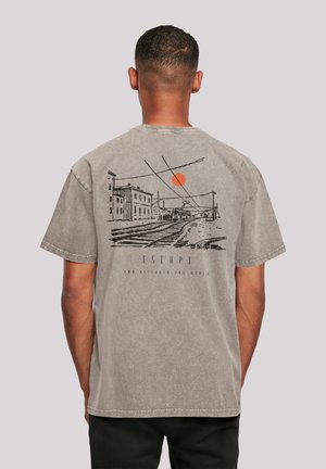 Gray cotton t-shirt with short sleeves, featuring a black line drawing of a landscape and a bright orange sun on the back. Text reads "ESCAP3 AND DISCOVER THE WORLD."