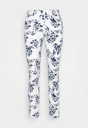 Pantalon blanc avec un motif floral bleu. Présente une coupe ajustée avec une texture lisse. Convient pour une tenue décontractée ou semi-formelle.