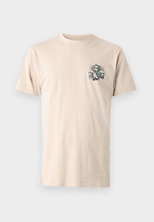 Beige katoenen t-shirt met korte mouwen, ronde halslijn en een voorzak met een kleurrijk grafisch ontwerp met geometrische patronen.