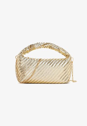 Borsa intrecciata metallica dorata con manico imbottito e sottile tracolla a catena dorata, esposta su uno sfondo bianco.