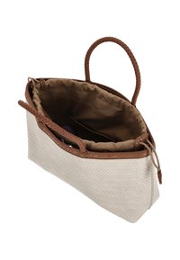Bolso tejido beige con detalles trenzados de cuero marrón, abertura superior y forro de tela marrón. Bolsillo interior visible.