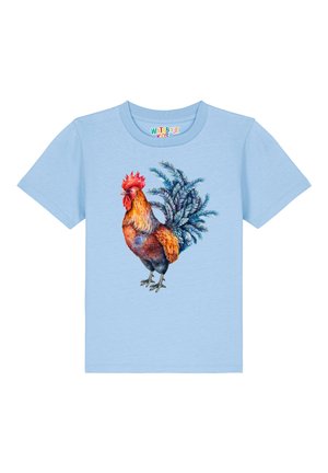 Hellblaues Baumwoll-T-Shirt mit einem bunten Hahn-Graphic, das detaillierte Federn und Blattakzente zeigt. Kurze Ärmel und runder Ausschnitt.