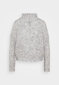 Maglione grigio a maglia con collo alto, chiusura a zip a metà e maniche lunghe. Presenta un motivo testurizzato su tutta la superficie.