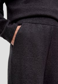 s.Oliver LOOSE - Stoffhose - dunkelgrau