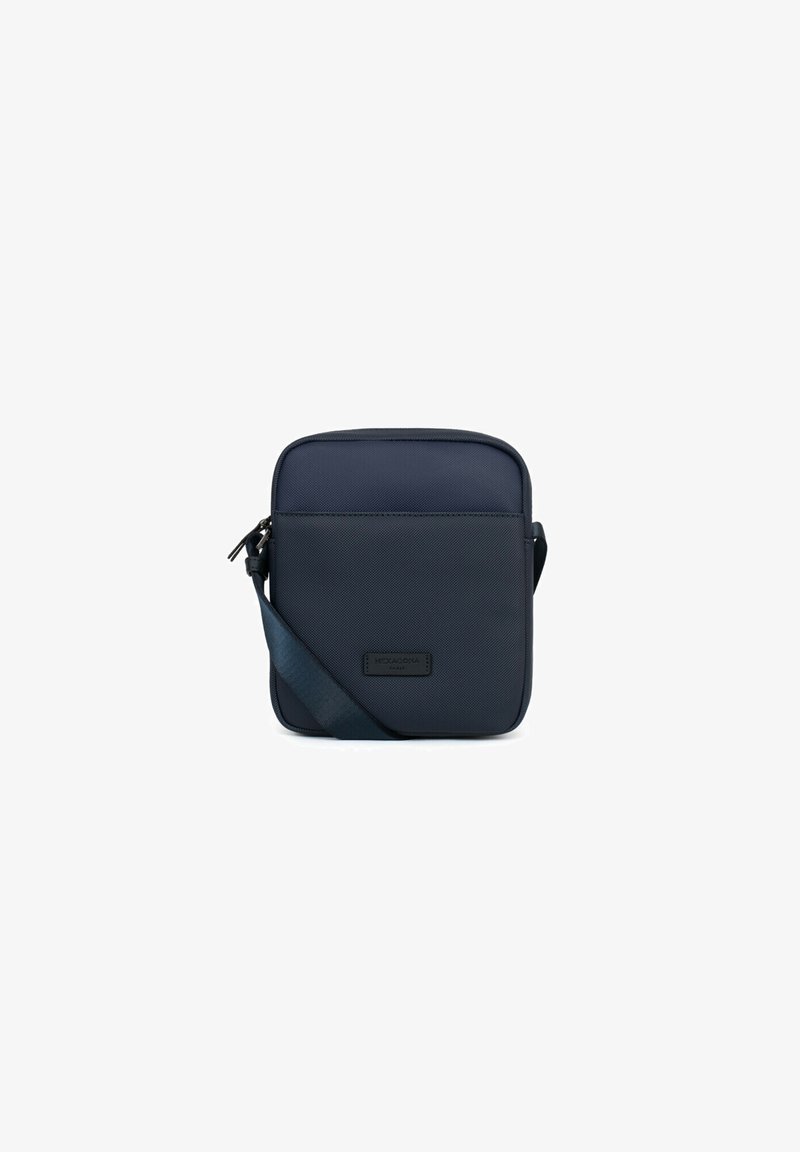 Borsa a tracolla blu navy realizzata in tessuto testurizzato, dotata di chiusura con zip, tracolla regolabile e forma rettangolare con etichetta del marchio.