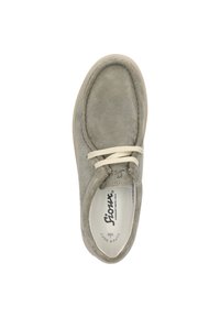 Chaussure en suède gris avec une forme arrondie, lacets crème et semelle en caoutchouc beige. Présente un logo imprimé à l'intérieur de la chaussure.