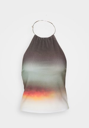 Top de cuello halter en tejido degradado, que va de gris oscuro a verde, terminando en naranja. Presenta un escote fruncido y detalle de anillo metálico.