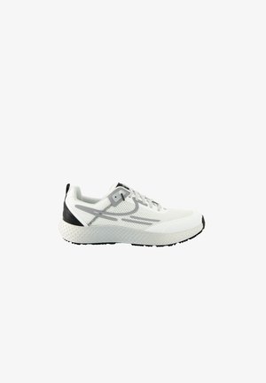 Chaussure de course athlétique blanche et grise avec tige en mesh, fermeture à lacets, semelle texturée et accent noir au talon, vue de côté.