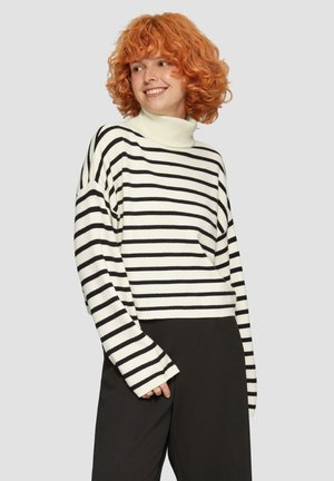 Schwarz-weißer gestreifter Pullover mit hohem Stehkragen, cropped Design und übergroßen Ärmeln, aus weichem Strickmaterial gefertigt.