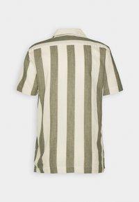 Chemise à manches courtes avec larges rayures verticales olive et crème, vue de dos, dotée d'un col classique et d'un ourlet droit.