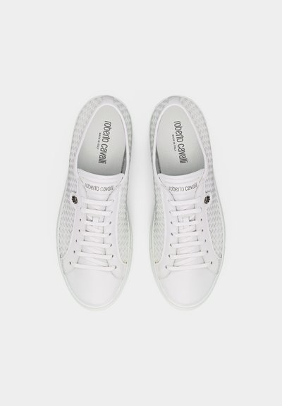 Baskets en cuir tissé blanc avec lacets, marquées "roberto cavalli" sur la languette et la semelle intérieure, vues de dessus sur un fond blanc.