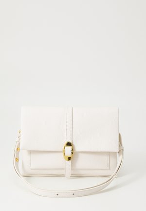 Bela usnjena torbica čez ramo z teksturirano obdelavo, z zlatim zapiralom in nastavljivim trakom. Ima zložljivo zasnovo in minimalistično silhueto.