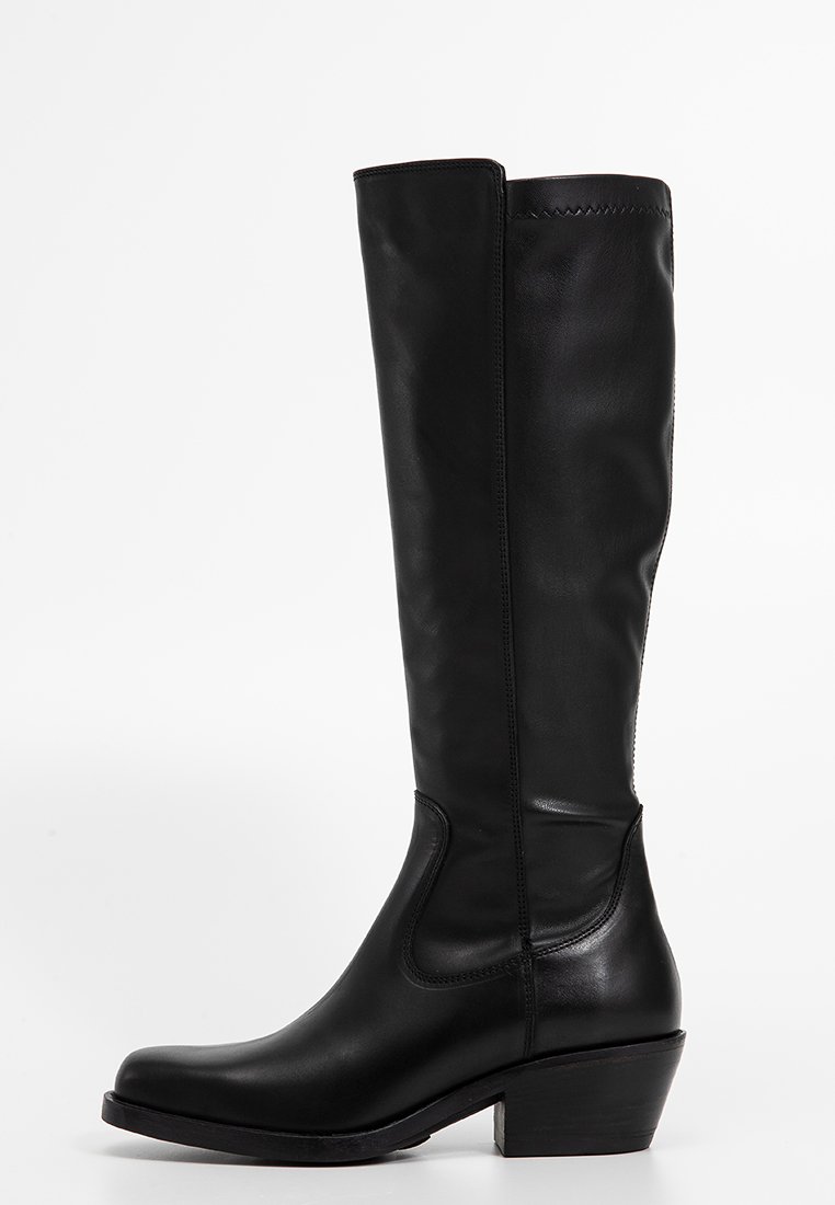 Schwarze Lederstiefel in kniehoher Ausführung mit glatter Textur, runder Spitze, seitlichen Steppnähten und einem bescheidenen Blockabsatz.