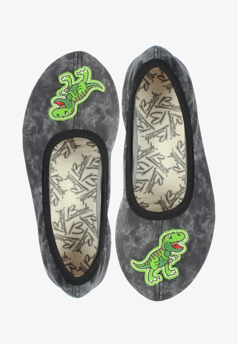 Graue Stoff-Balletschuhe mit zwei grünen Dinosaurier-Applikationen. Das Innere weist ein Muster mit dem Schriftzug "Beck" und Herzmotiven auf. Mit schwarzen Gummibändern.