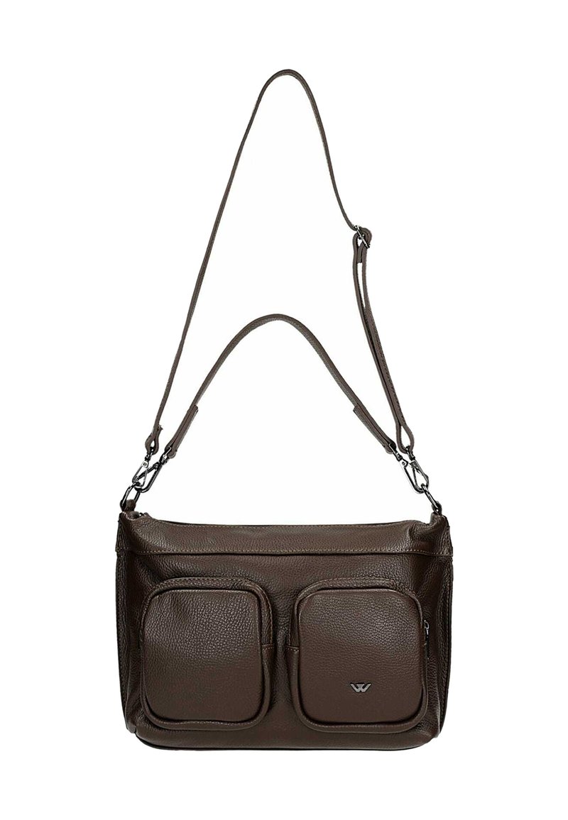 Borsa a tracolla in pelle marrone con due tasche frontali, manico superiore singolo e tracolla regolabile. Superficie testurizzata con dettagli in metallo argentato.