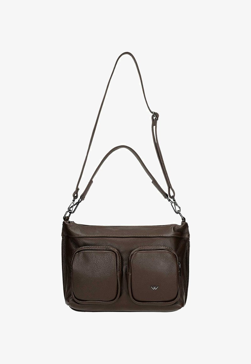 Borsa a tracolla in pelle marrone con due tasche frontali, manico superiore singolo e tracolla regolabile. Superficie testurizzata con dettagli in metallo argentato.