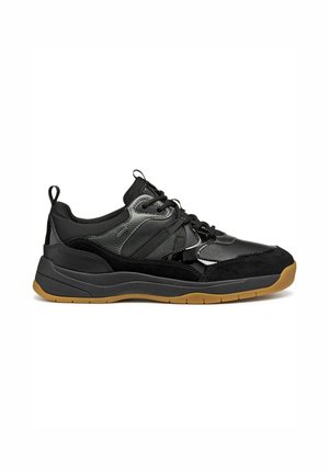 Scarpe sportive nere realizzate con una combinazione di materiali sintetici lisci e texturizzati, suola in gomma e lacci. Il design include dettagli sottili.