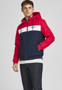 Jack & Jones - JJERUSH BLOCKING HOOD - Tunn jacka - true red Miniatyrbild 1