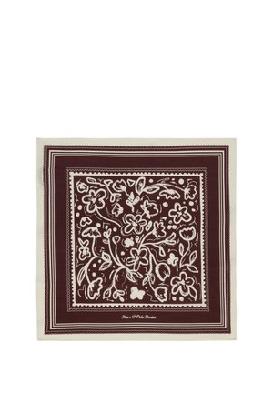 Quadratisches kastanienbraunes Bandana mit weißen Blumen- und Blattmustern und einem Rand, unten in der Mitte mit "Marc O'Polo Denim" beschriftet.