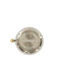 Metal rund trykknap med indgraveret "HIP HOP" tekst. Sølvfarvet finish, cirkulær form med en lille gylden accent på siden, har fire tænder.