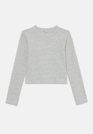 Lysegrå langærmet crop-top med rund halsudskæring, vist fladt på en hvid baggrund.