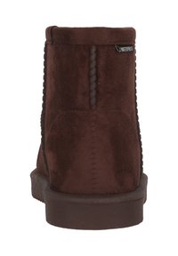 Brun mockaläderankelboot med en texturerad yta, rund form, synlig sömnad och gummisula. Har en sidologotyp.
