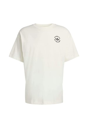 Camiseta de algodón blanca con cuello redondo y mangas cortas. Presenta un pequeño logo negro en el lado izquierdo del pecho. Corte clásico, textura suave.