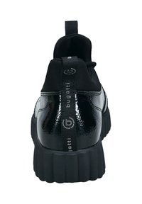 Schwarzer Sneaker mit glänzender Oberfläche, gepolstertem Kragen und geripptem Sohlenprofil. Verfügt über eine markierte Fersenschlaufe für ein einfaches An- und Ausziehen.