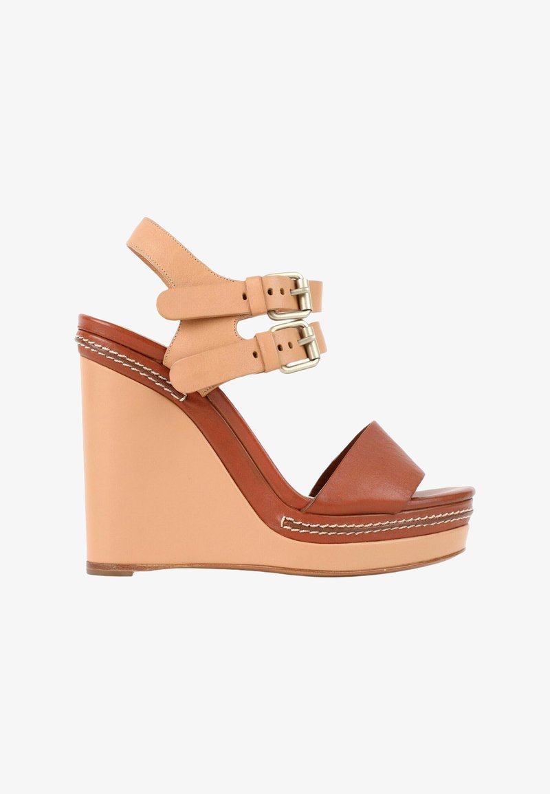 Sandale compensée à talon haut avec plateforme couleur camel, bride avant marron et doubles brides beiges à la cheville avec boucles métalliques.