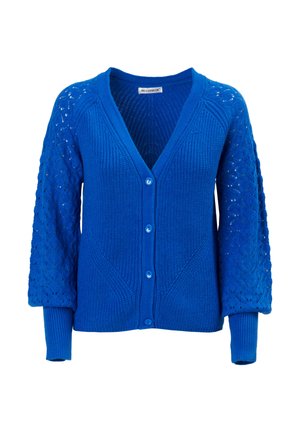 Blauw gebreid cardigan met een V-hals, vijf knopen en een gestructureerd patroon. Ribgebreide manchetten en een opengewerkt mouwontwerp voegen extra detail toe.
