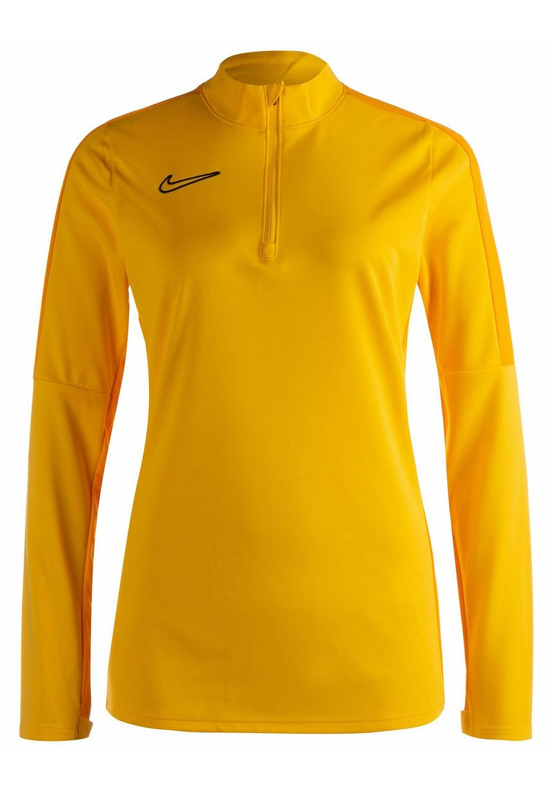 Nike lange mouw pullover in felgeel, met een half-rits kraag, zwart logo en oranje accenten langs de zijkanten. Zachte stoftextuur.