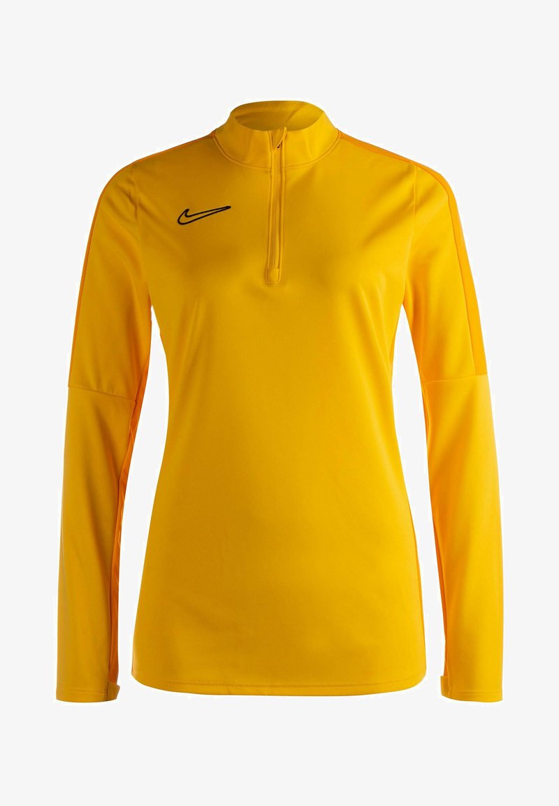 Nike lange mouw pullover in felgeel, met een half-rits kraag, zwart logo en oranje accenten langs de zijkanten. Zachte stoftextuur.