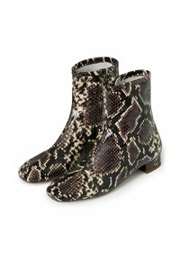 Par de botines con textura de serpiente marrón y beige y tacones bajos, mostrados desde un ángulo frontal.