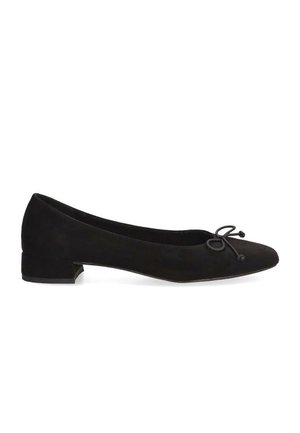 Bailarina negra de ante con punta afilada, tacón bajo y detalle de lazo decorativo en la parte delantera. Textura suave y diseño clásico.