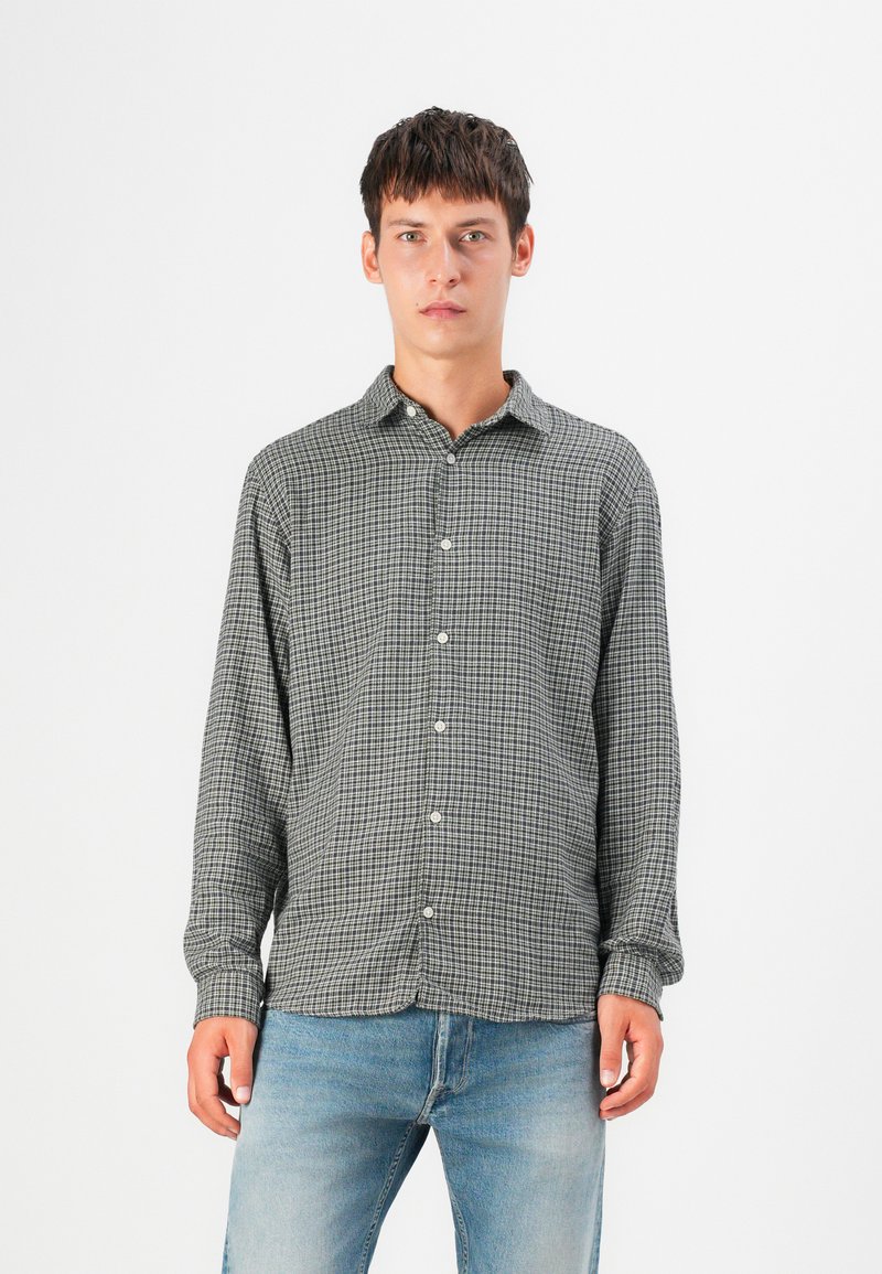 Lange mouw button-up shirt in een groen en zwart ruitpatroon, gemaakt van lichte stof met een klassieke kraag en een afgeronde zoom.