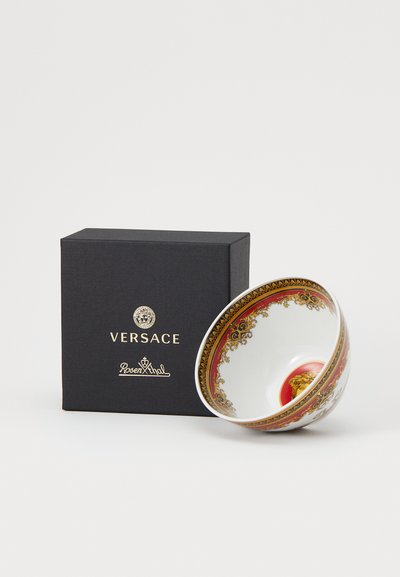 Πορσελάνινο μπολ με περίπλοκα χρυσά και κόκκινα μοτίβα. Περιλαμβάνει μαύρο κουτί με χρυσό λογότυπο. Στρογγυλό σχήμα, γυαλιστερό φινίρισμα, διακοσμητικές λεπτομέρειες εσωτερικά.