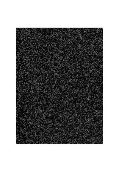 Schwarzer Teppich mit einer strukturierten Oberfläche aus feinen, kurzen Fasern, die in der quadratischen Fläche ein dichtes, gleichmäßiges Erscheinungsbild erzeugen.