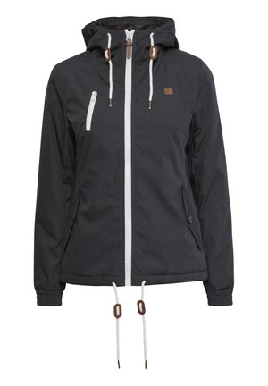 Zwarte waterdichte jas met een ritssluiting aan de voorkant, verstelbare trekkoordcapuchon, witte rits en bruine accenten op de trekkoorden en het logo.