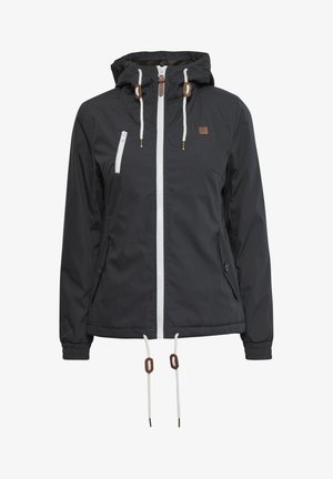 Veste imperméable noire avec fermeture éclair sur le devant, capuche ajustable avec cordon de serrage, fermeture éclair blanche et accents marron sur les cordons et le logo.