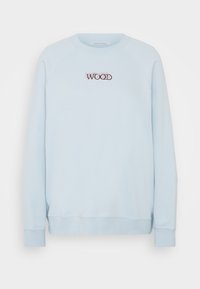 Sudadera azul claro con cuello redondo, mangas raglán y logo bordado "WOOD WOOD" en rojo y marrón. Material de algodón suave.