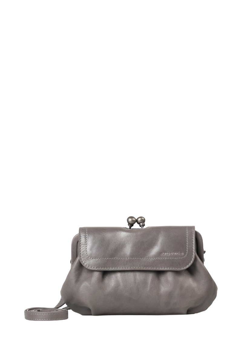 Borsa a busta in pelle grigia con un design a pieghe, chiusura in metallo arrotondata e tracolla rimovibile per opzioni di trasporto versatili.