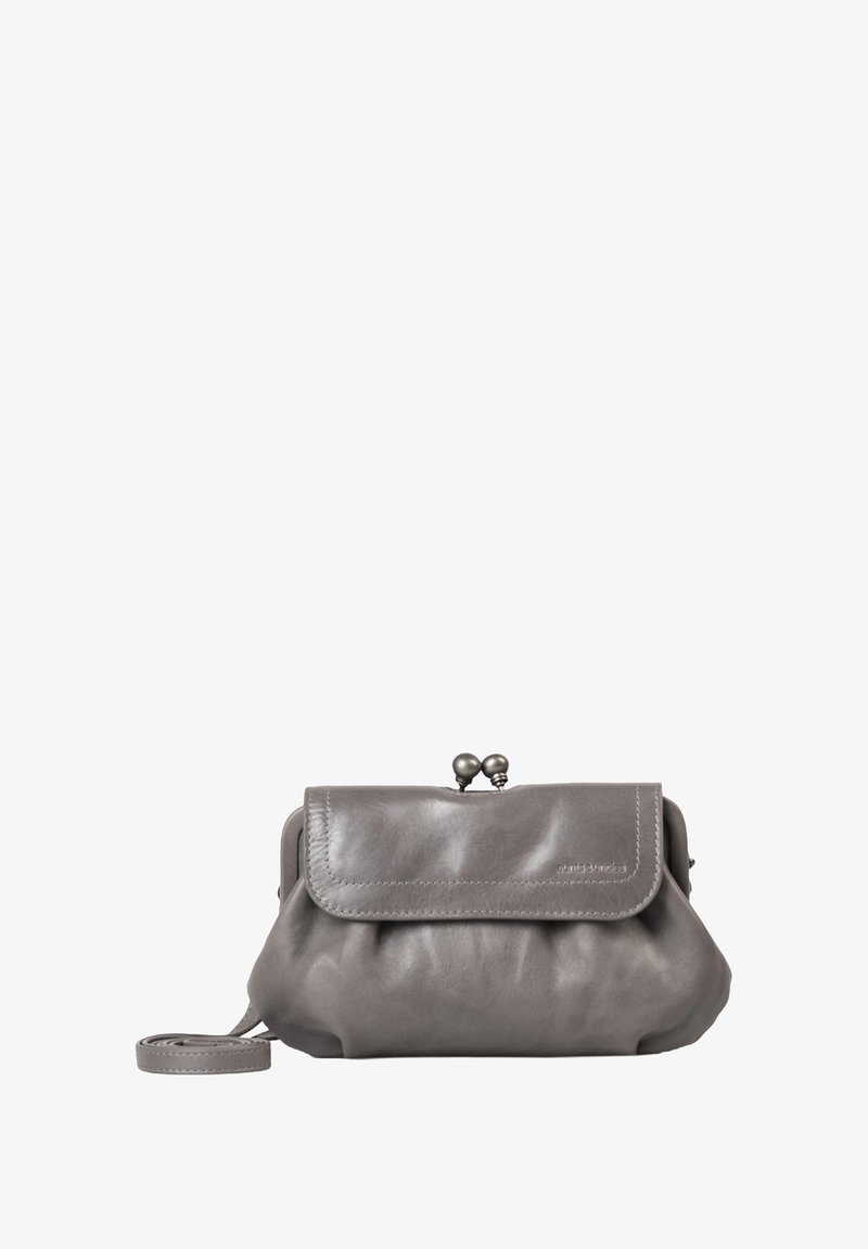Grau Leder Clutch-Tasche mit plissiertem Design, abgerundeter Metallverschluss und abnehmbarem Tragegurt für vielseitige Tragemöglichkeiten.