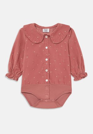 Rosa bodysuit med rund krage, lange puffermser, knapper foran og små hjerte mønstre overalt.