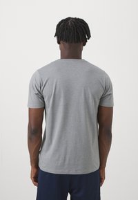 Szara koszulka z krótkim rękawem, wykonana z lekkiej mieszanki bawełny, z prostym okrągłym dekoltem i miękką, gładką strukturą.