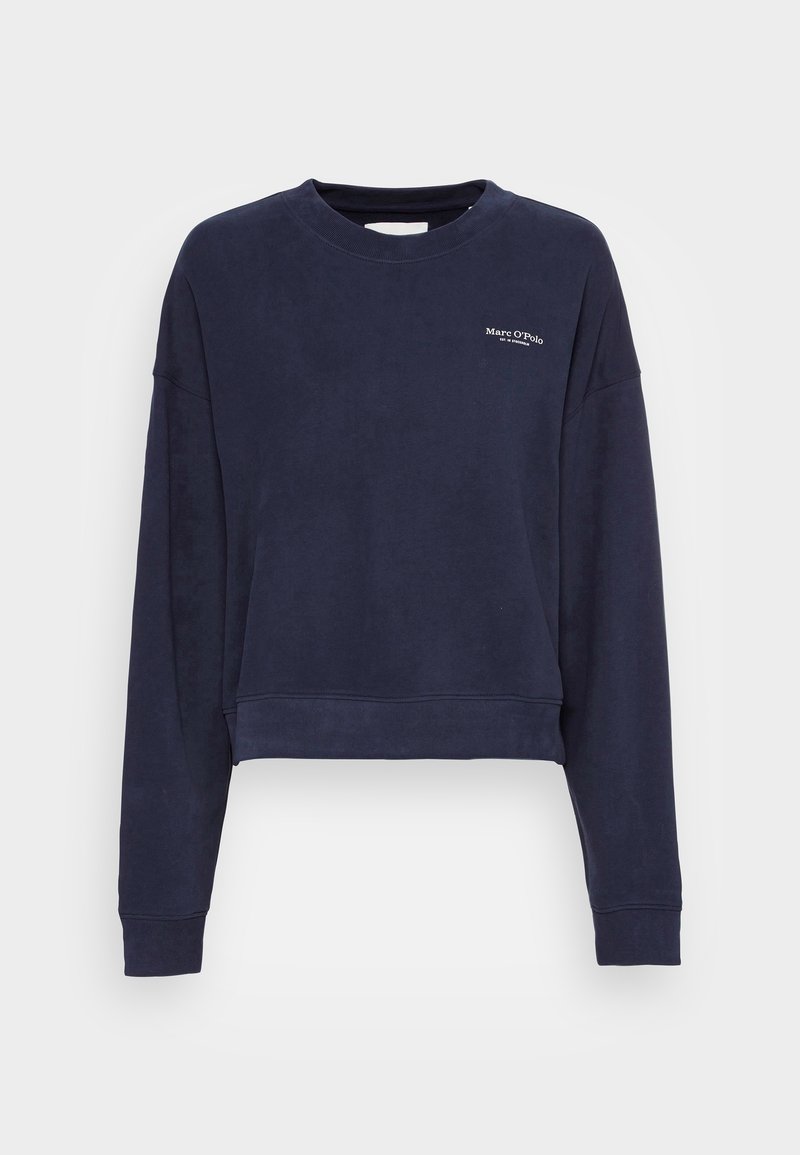 Sudadera corta navy de tejido suave, con mangas largas, cuello redondo y un pequeño logotipo en la parte izquierda del pecho.